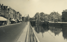 404780 Gezicht op de Westerkade te Utrecht, met in het midden, op de achtergrond, de Vaartscherijnbrug en rechts de ...